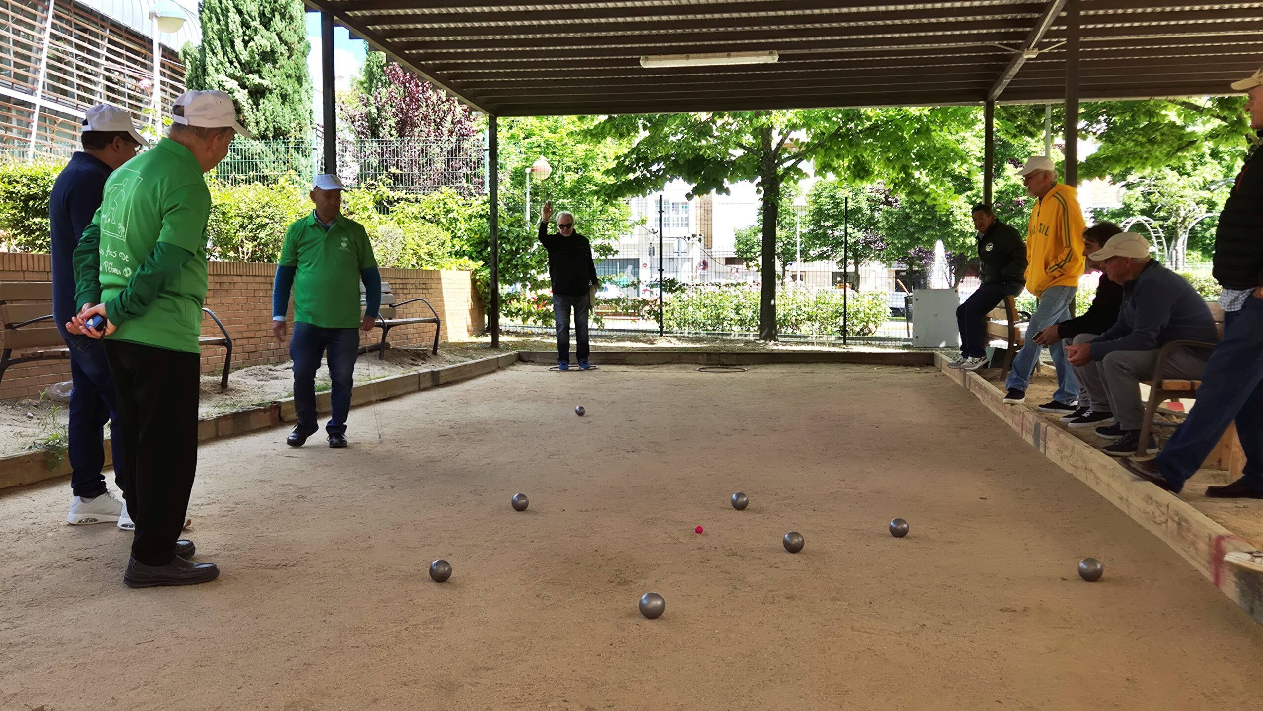 Jugadores del Torneo de Petanca para mayores, durante la competición.