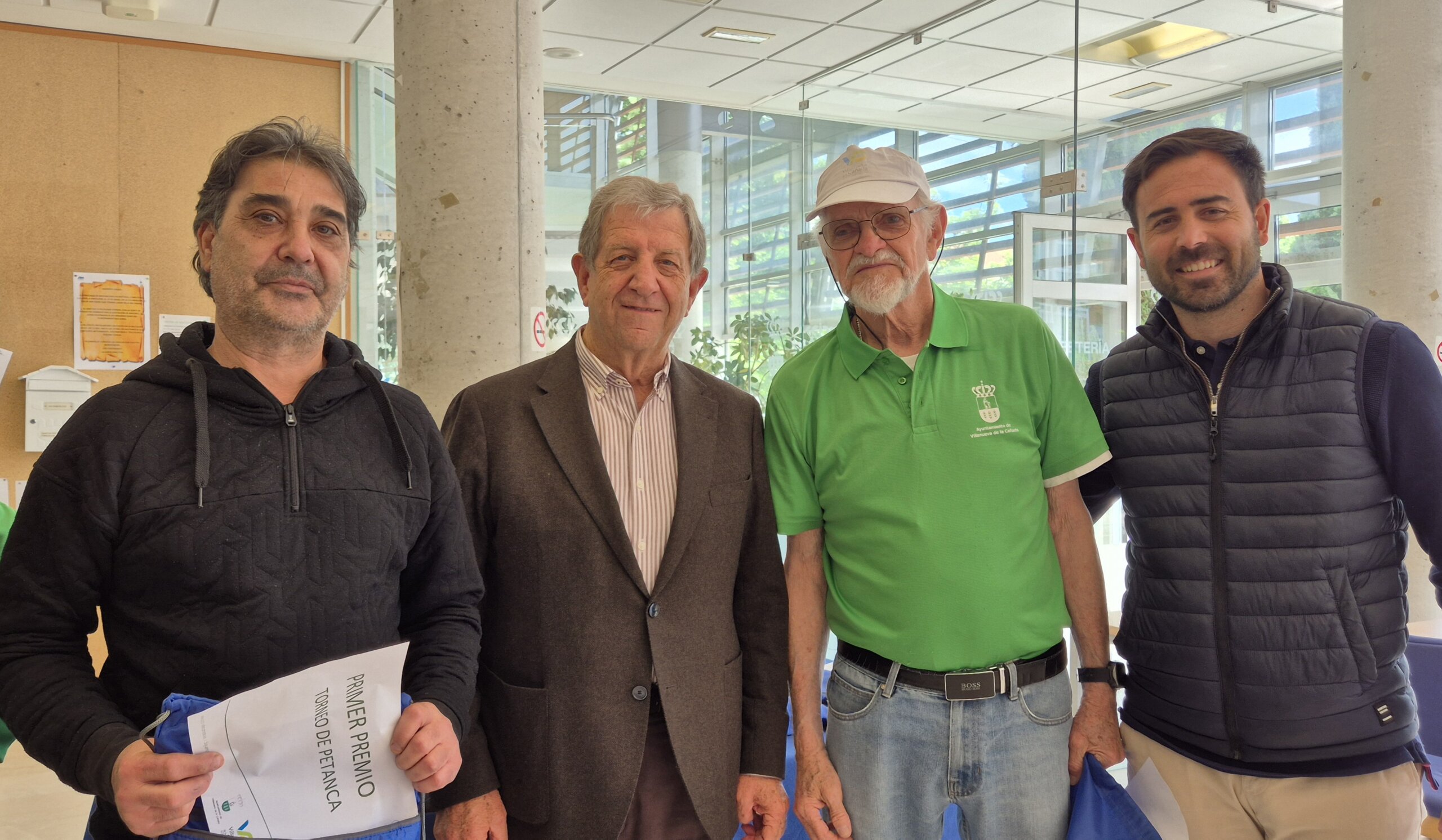 Los ganadores del Torneo de Petanca para Mayores, junto al alcalde y el concejal de Deportes.