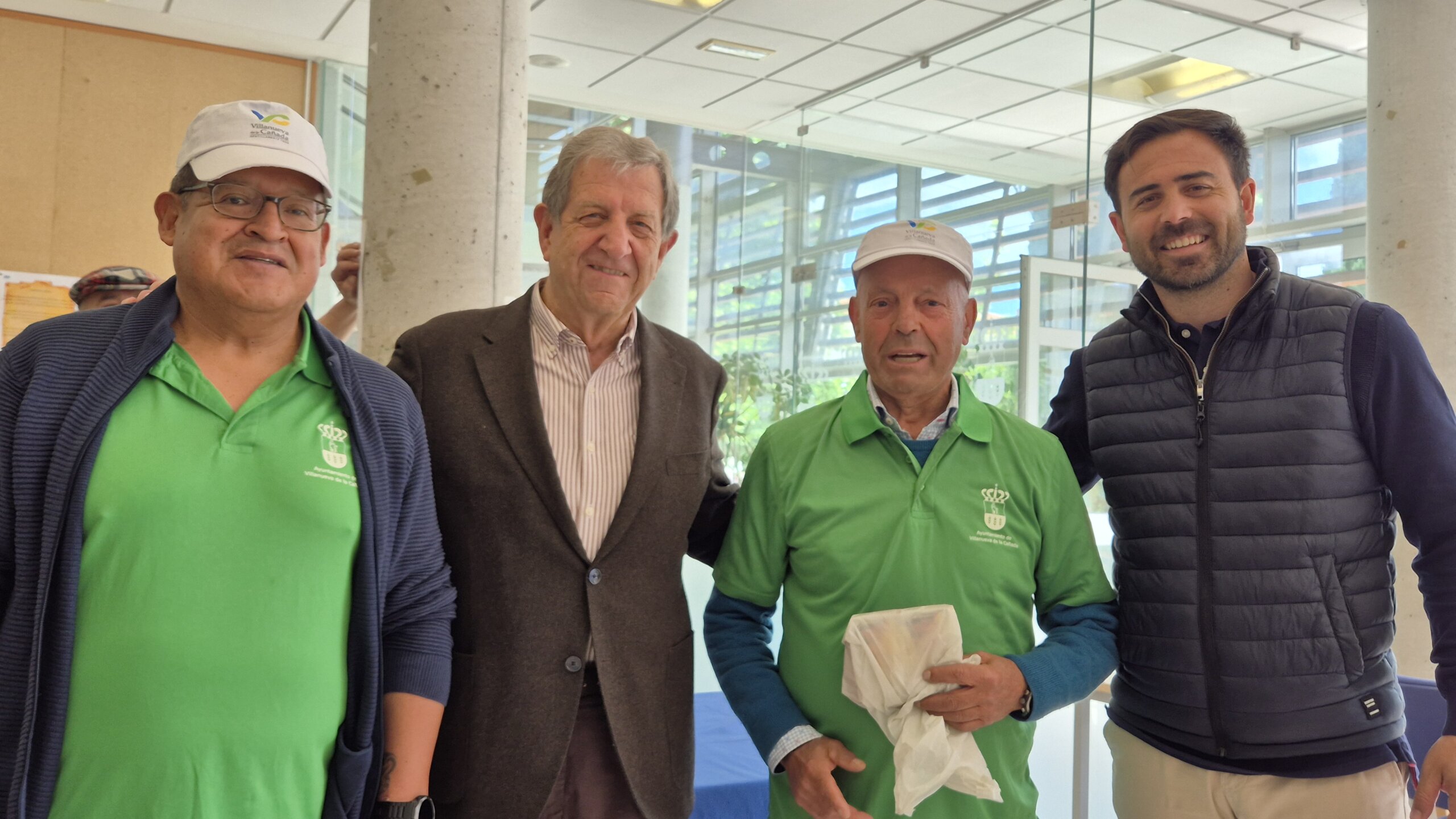 Participantes en el torneo posan con el alcalde y el concejal de Deportes.