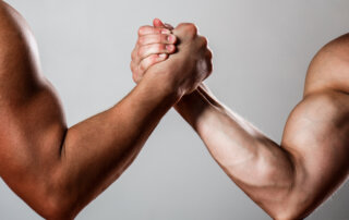 Liga de lucha de brazos. (Archivo imágenses Magnific).