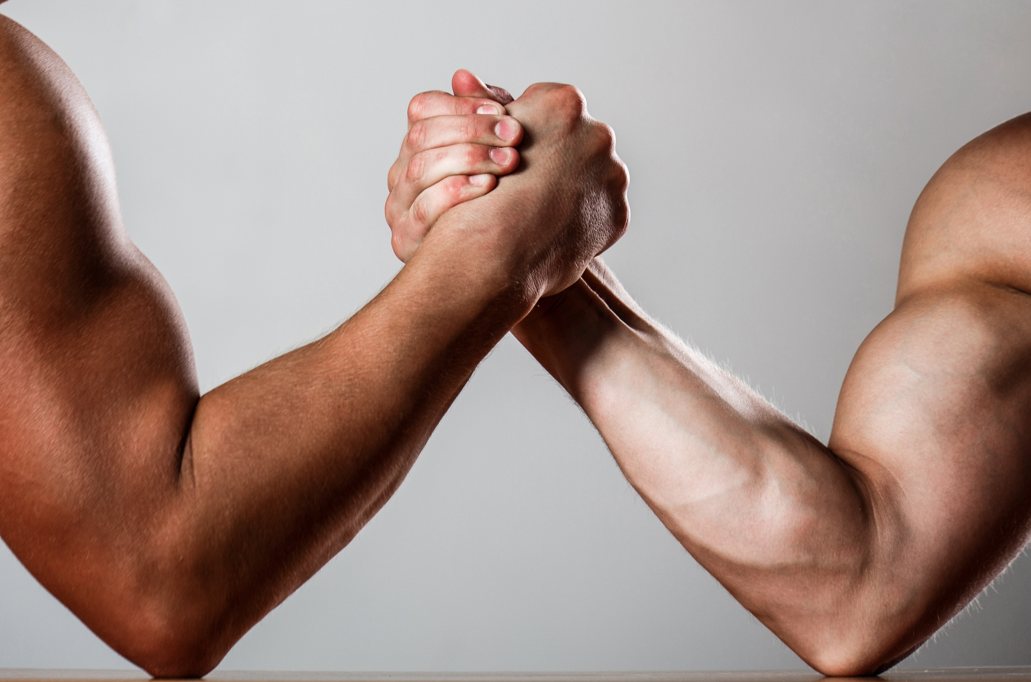 Liga de lucha de brazos. (Archivo imágenses Magnific).