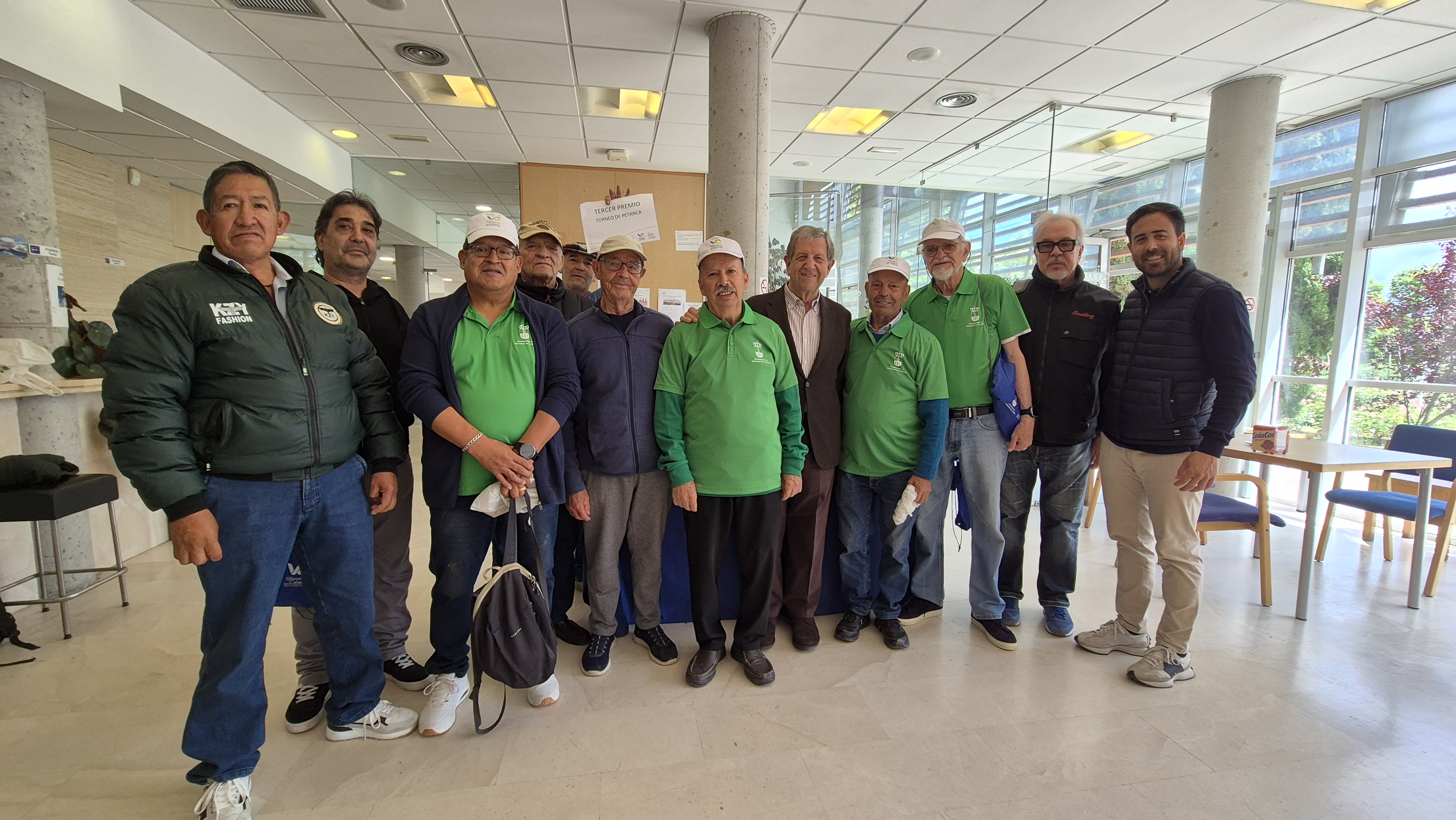 Foto de familia de los participantes en el torneo.