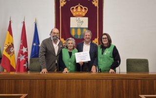 Acto de entrega de recaudación del Mercadillo Solidario de Libros a la AECC.