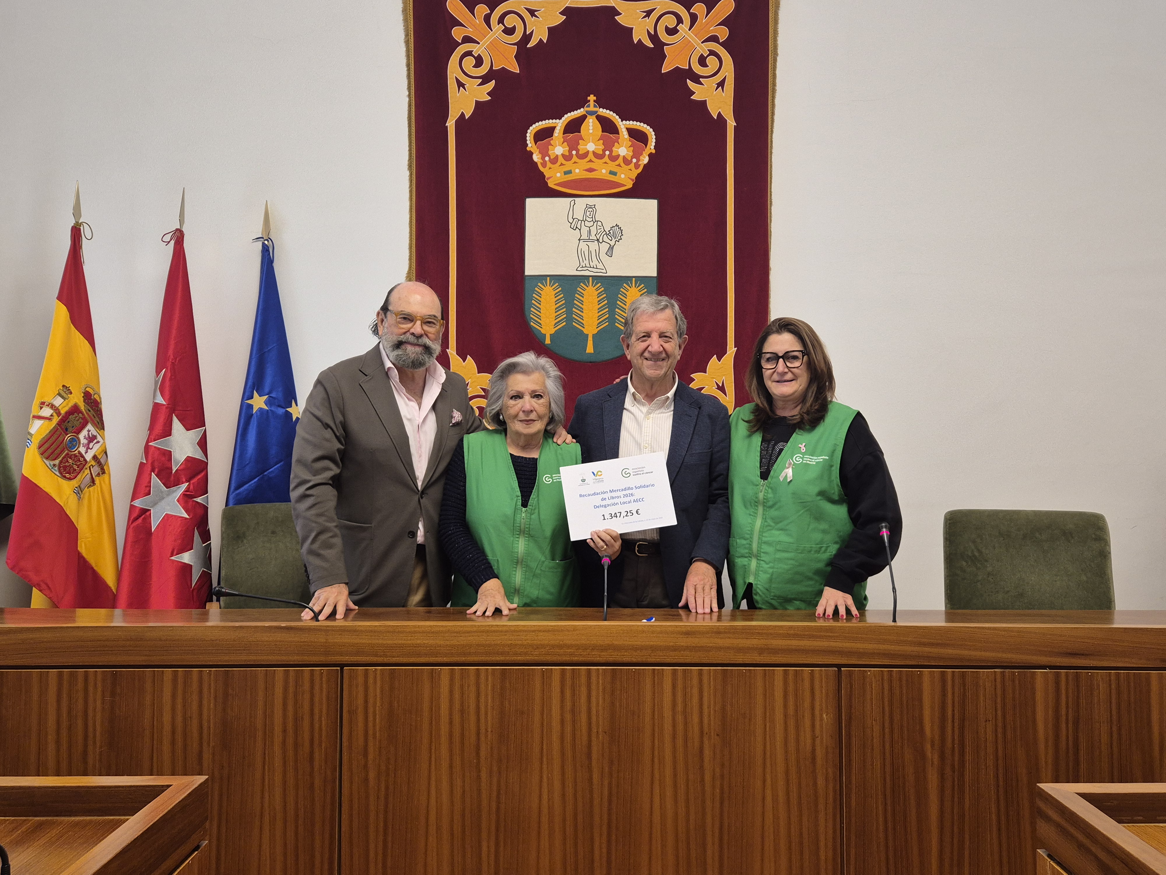 Acto de entrega de recaudación del Mercadillo Solidario de Libros a la AECC.