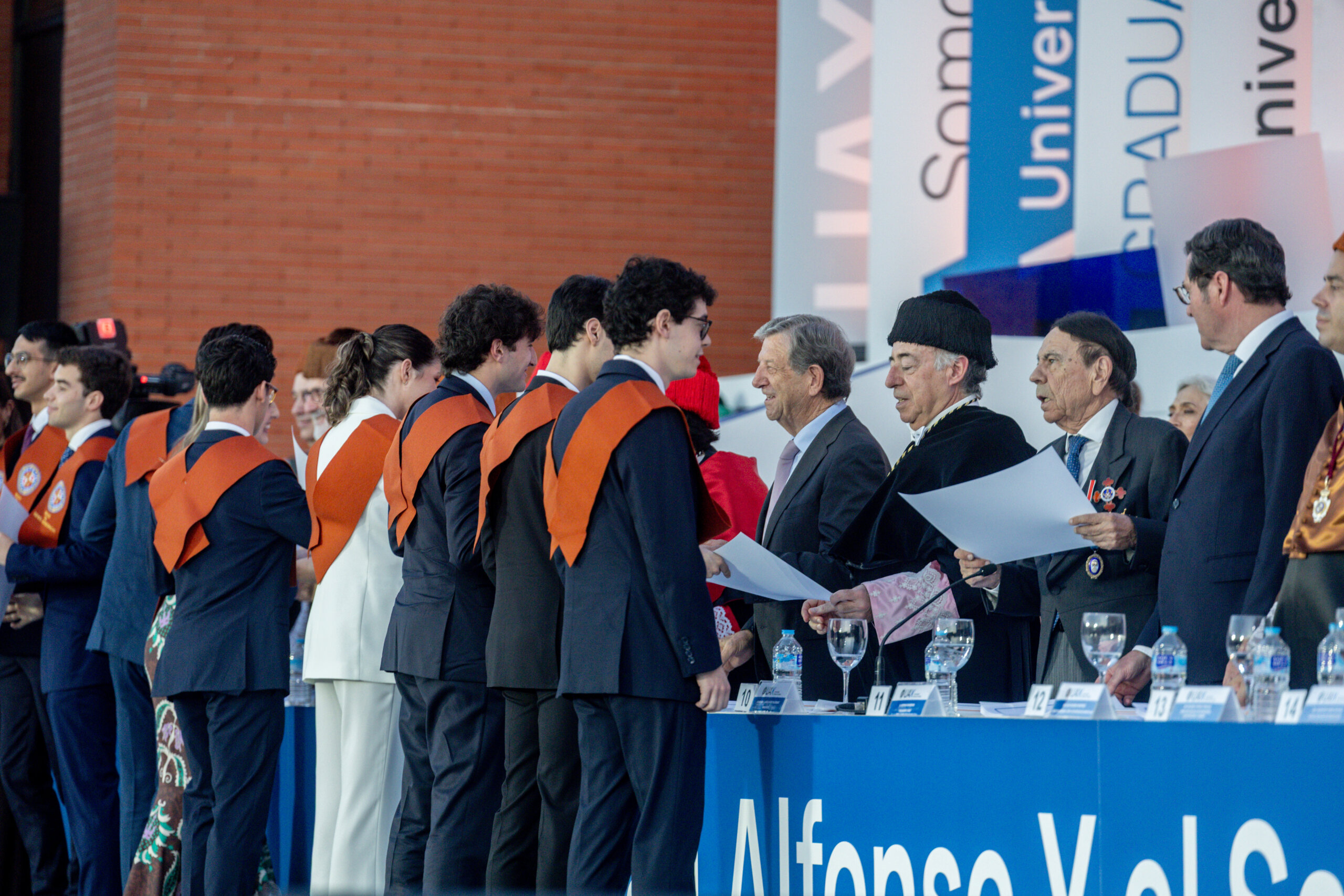 El alcalde en la ceremonia de graduación de la UAX.