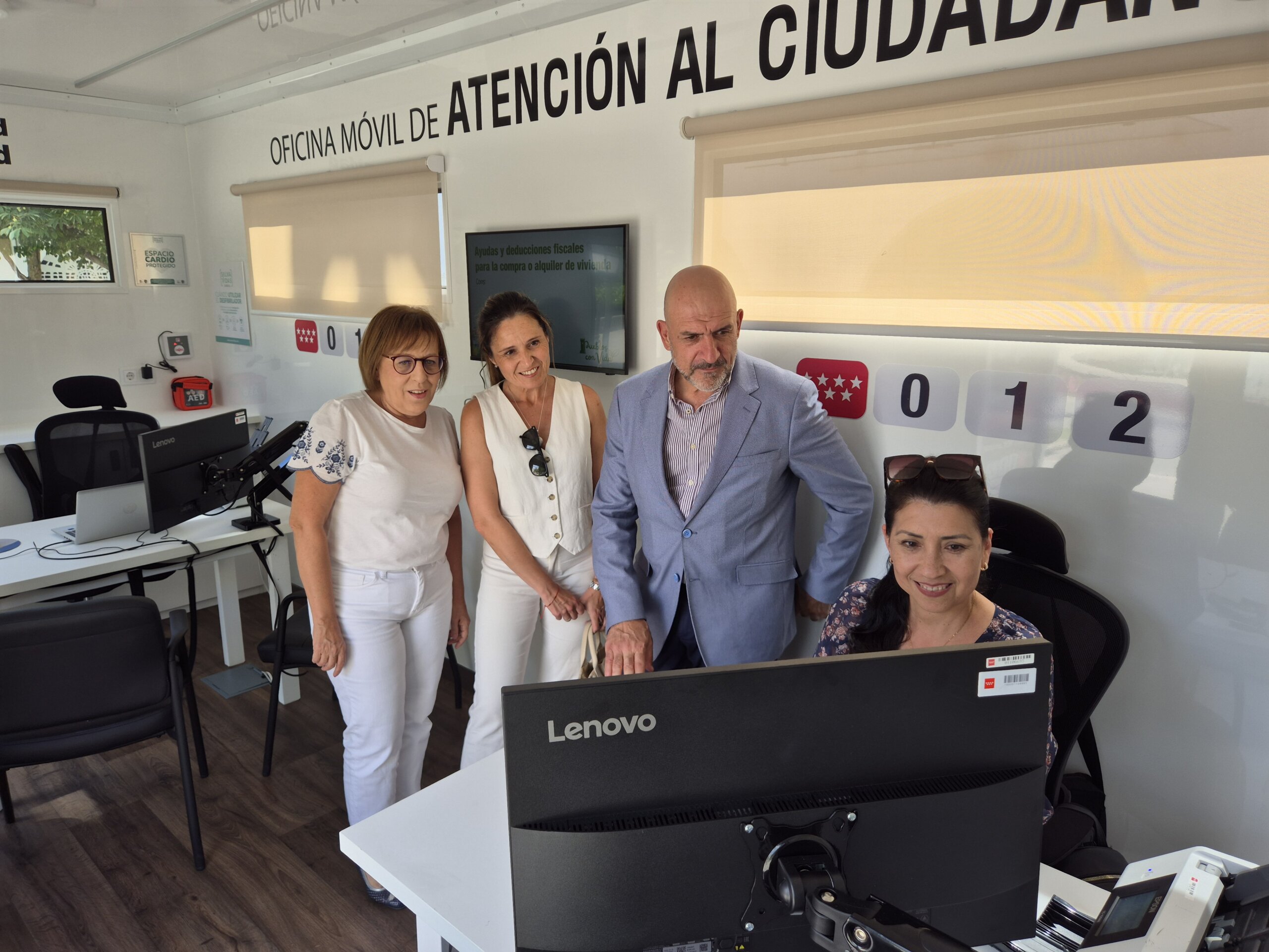 Visita a la Oficina Móvil de la Comunidad de Madrid.