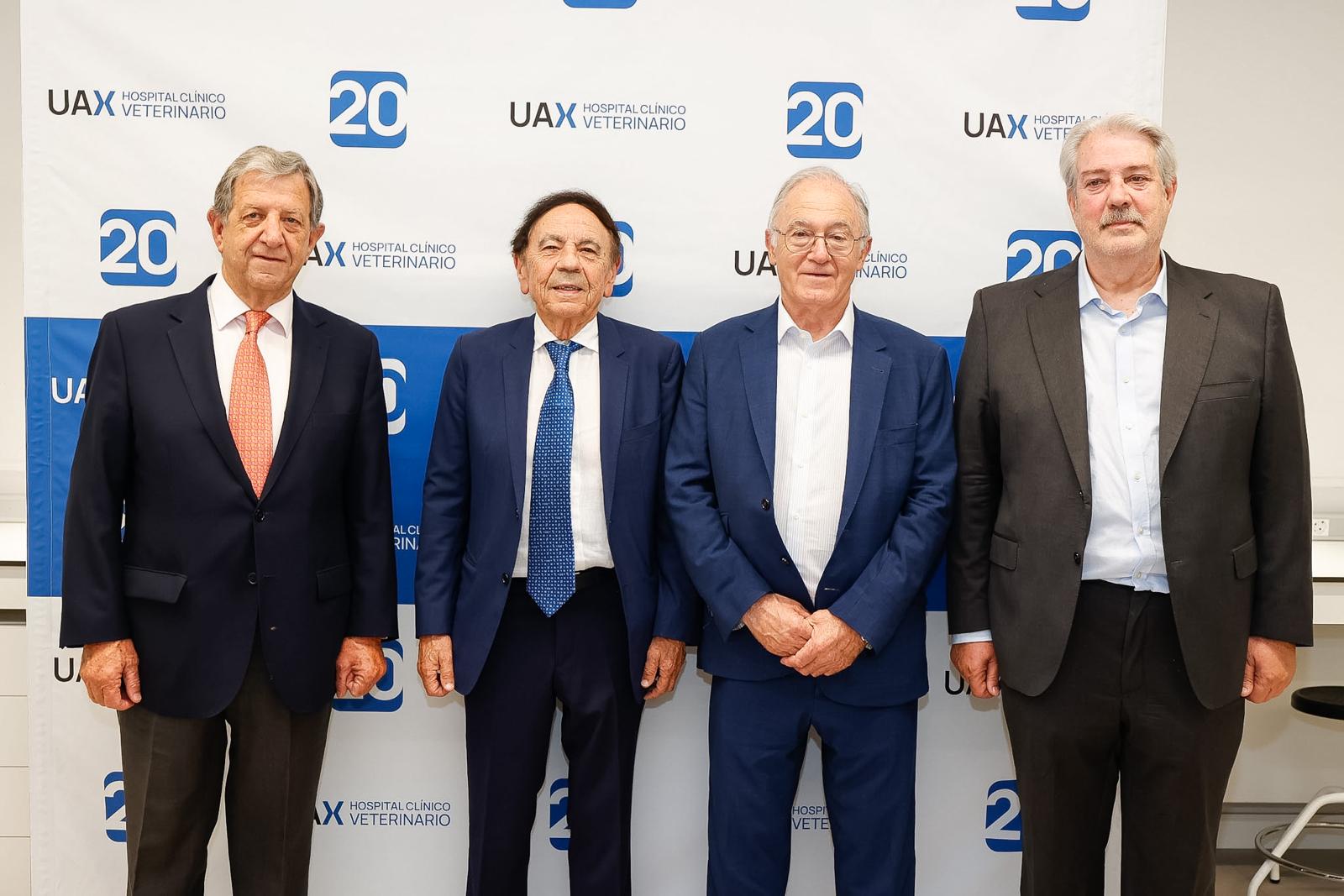 El alcalde, Luis Partida, junto al presidente de la UAX, Jesús Núñez; el, presidente del Colegio Oficial de Veterinarios de Madrid, Felipe Vila; y el director del Hospital Clínico Veterinario de la UAX, Fernando Aníbal Vázquez.