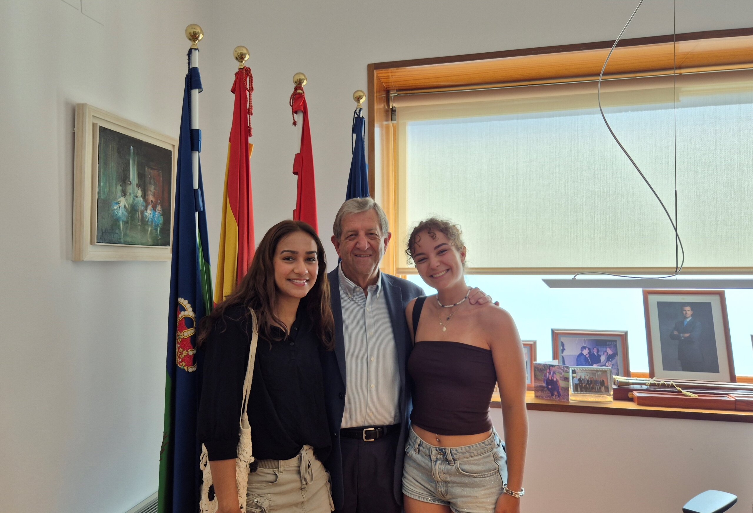 El alcalde junto a una joven procedente de nuestra ciudad hermanada, La Cañada Flintridge y la estudiante villanovense que la acoge en el marco de un intercambio.