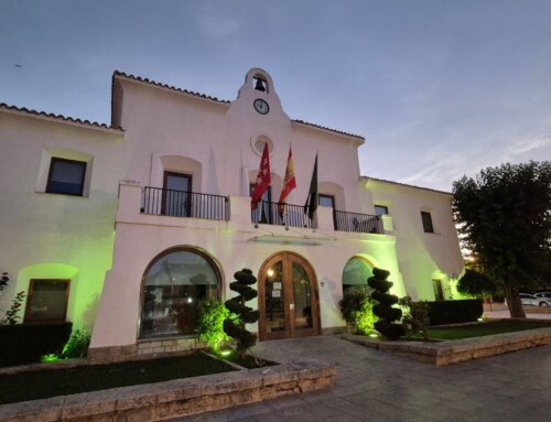 La fachada del Ayuntamiento se ilumina de verde con motivo del Día Mundial de la ELA