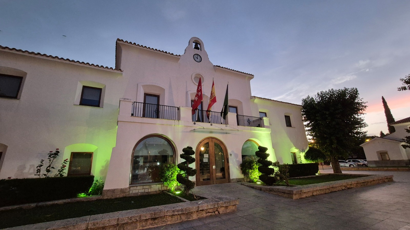 Fachada del Ayuntamiento iluminada de verde.