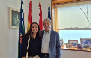 El alcalde junto a una joven procedente de nuestra ciudad hermanada, La Cañada Flintridge.