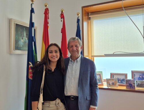 El alcalde recibe a una joven de La Cañada Flintridge