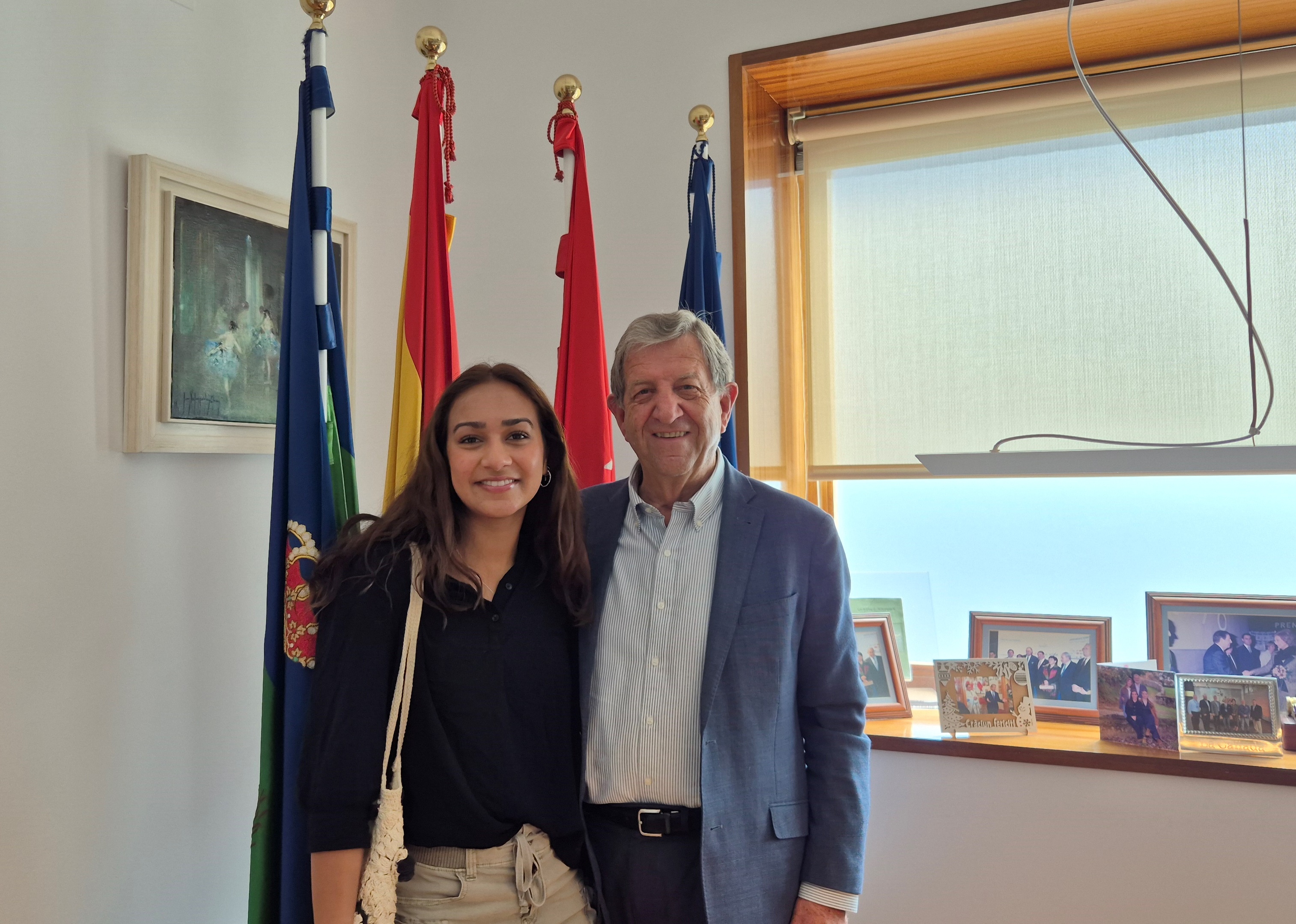 El alcalde junto a una joven procedente de nuestra ciudad hermanada, La Cañada Flintridge.