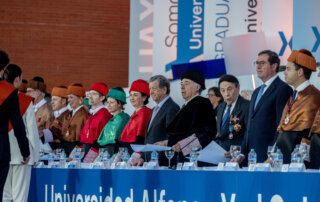 El alcalde junto a autoridades en la ceremonia de graduación de la UAX.