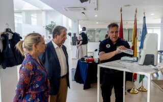 El alcalde, Luis Partida, y la concejala de Seguridad, Patricia Fernández, junto al jefe de Policía en la inauguración de la exposición del 40.º Aniversario de la Policía Local.