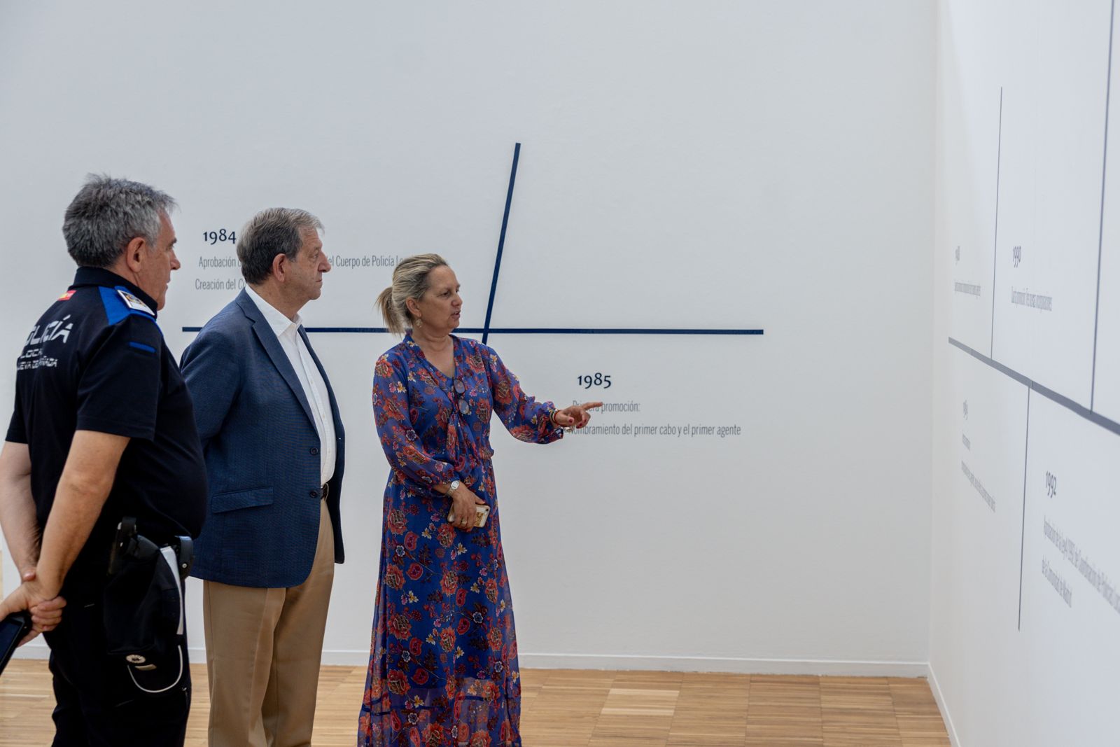 El alcalde, Luis Partida, y la concejala de Seguridad, Patricia Fernández, en la inauguración de la exposición del40.º Aniversario de la Policía Local.