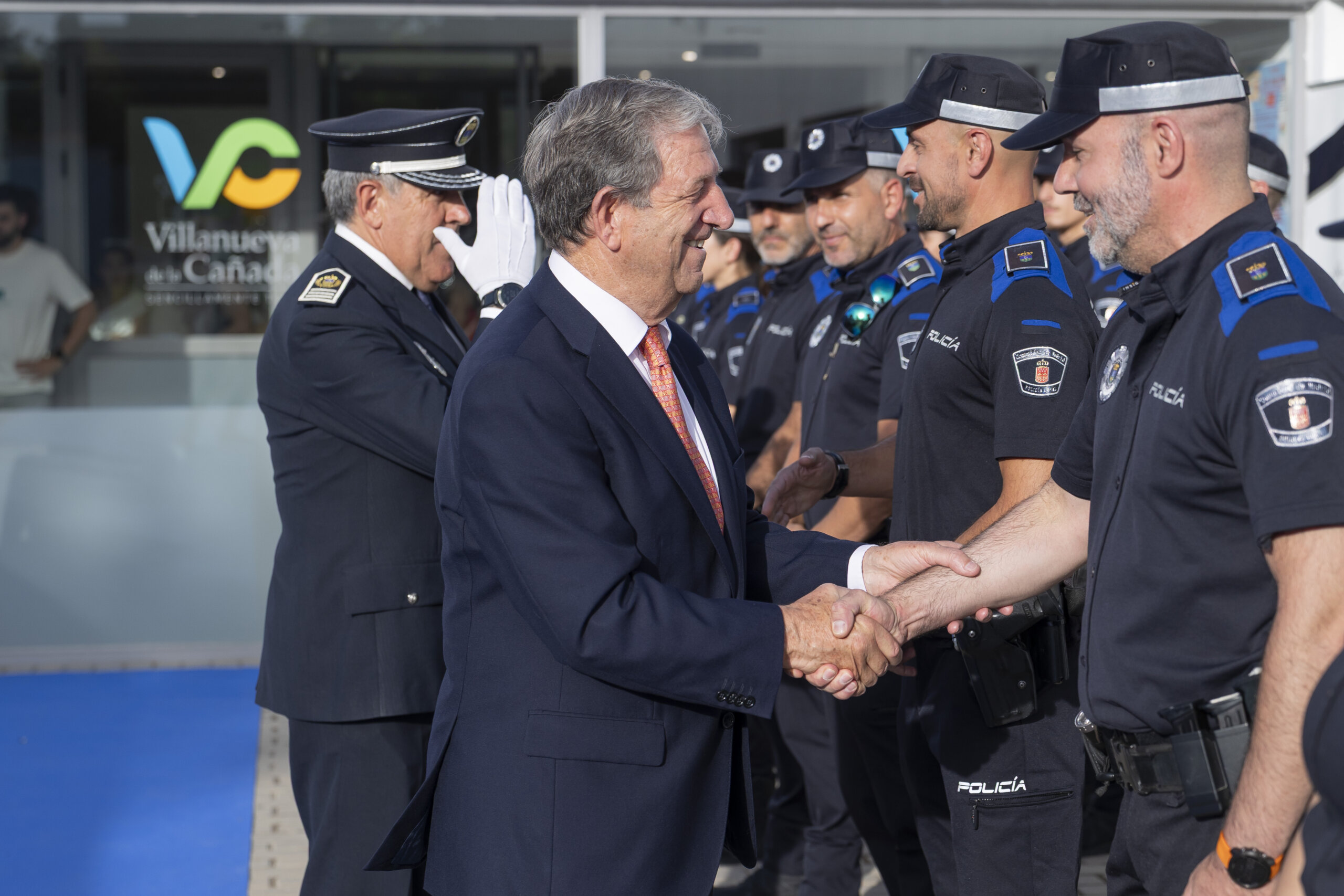 El alcalde, Luis Partida, pasa revista en el acto de celebración del patrón de la Policía Local.