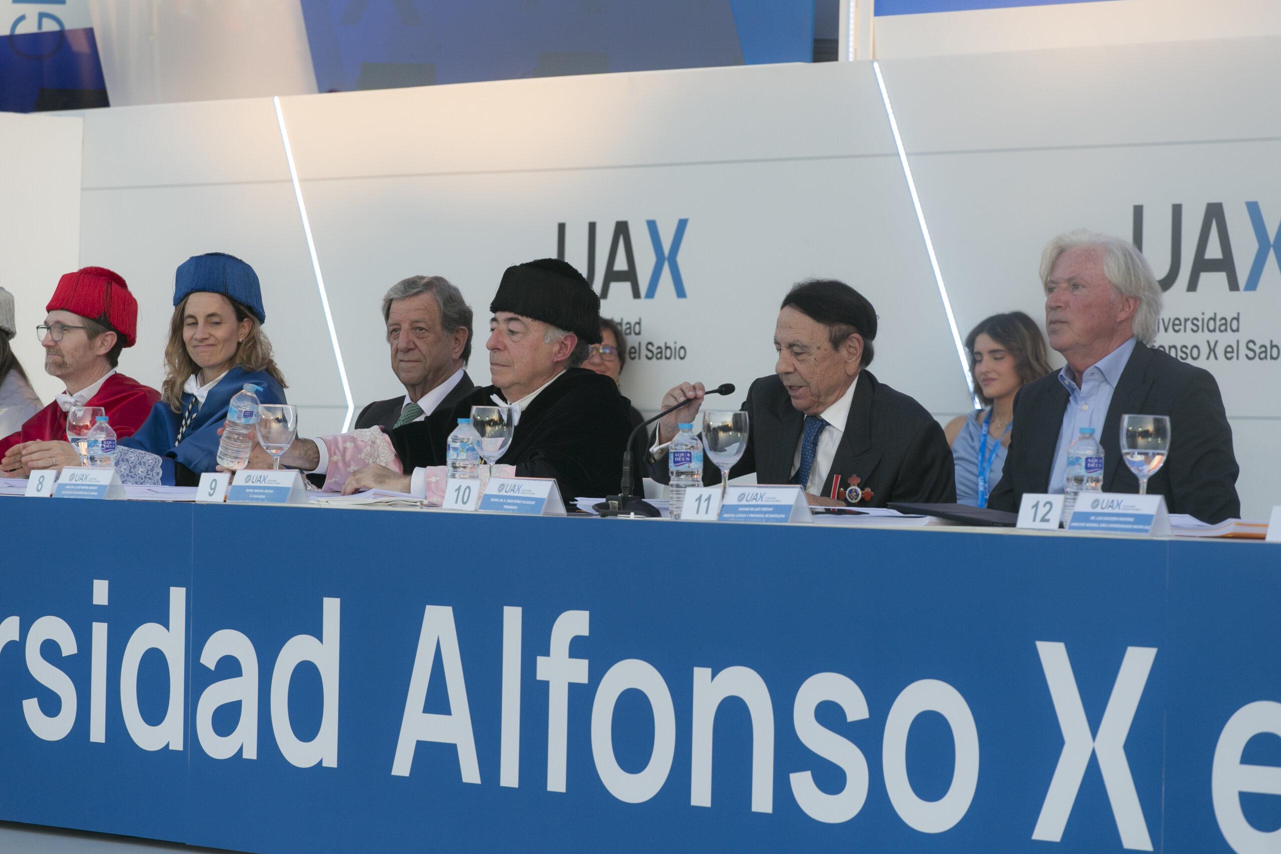El alcalde, Luis Partida, junto a autoridades académicas y médicas en la graduación de alumnos de la UAX.