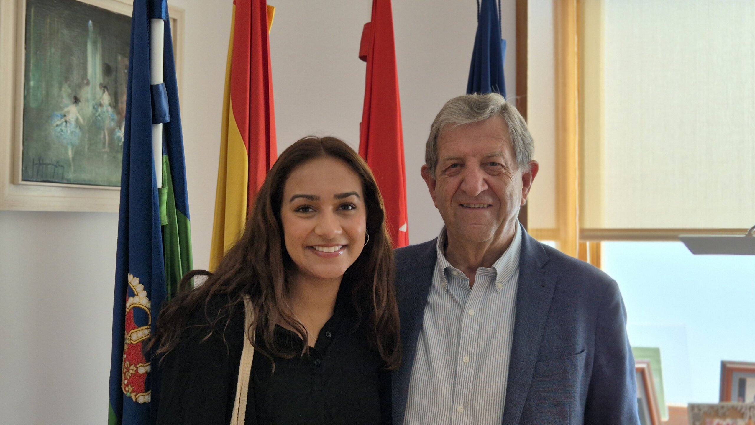 El alcalde junto a una joven procedente de nuestra ciudad hermanada, La Cañada Flintridge.