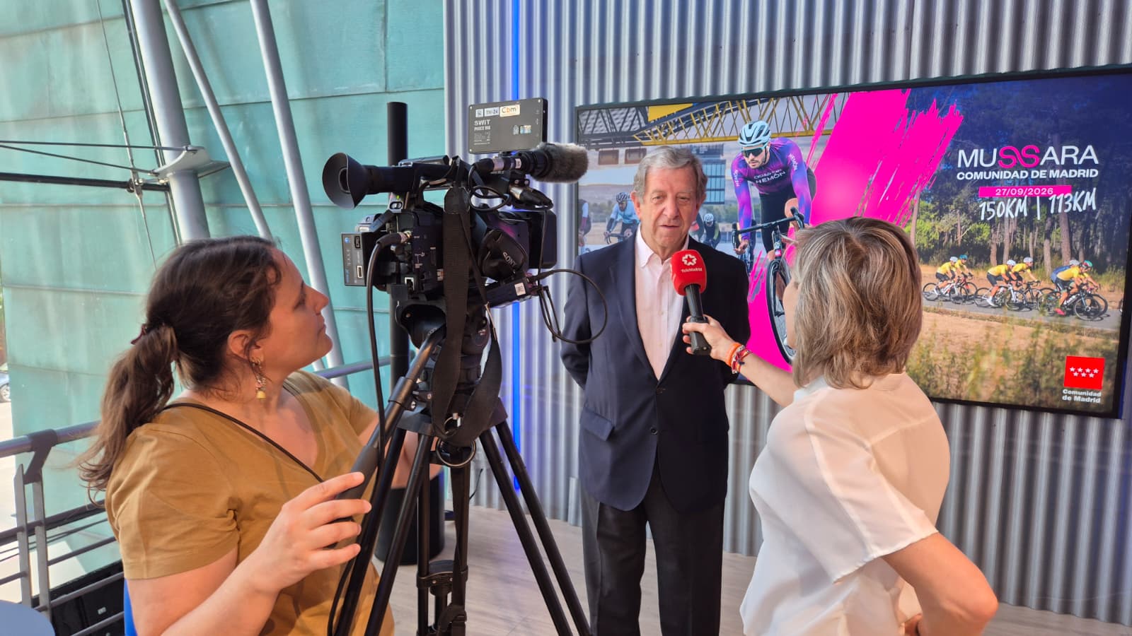 Un equipo de Telemadrid entrevista al alcalde durante el evento.