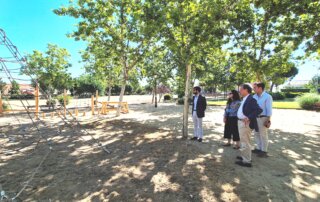 El alcalde, junto a los concejales de Urbanismo y Vivienda y el jefe de servicio de Infraestructuras y Edificación durante la visita al parque de Miguel de Unamuno.