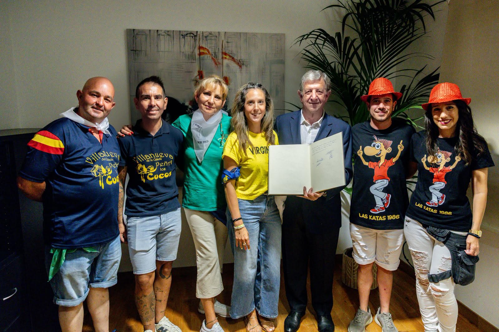 El alcalde junto a las peñas, tras la firma en el Libro de Honor del Ayuntamiento.