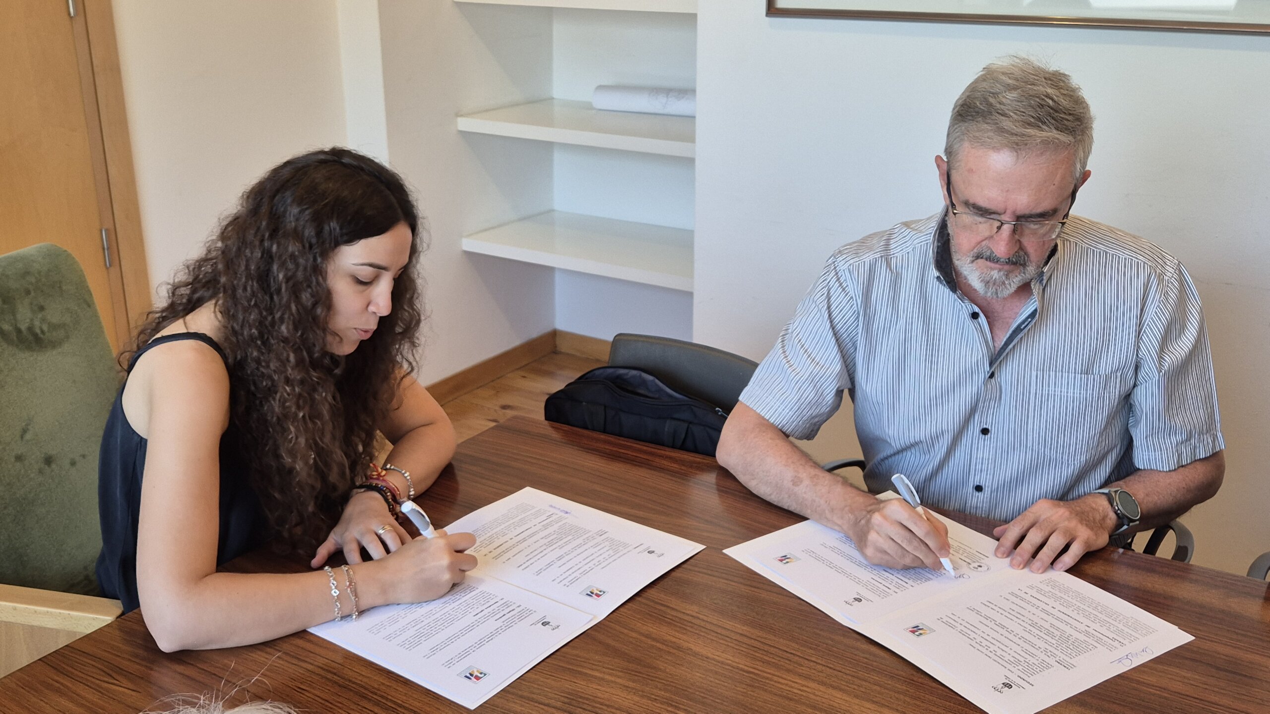 Firma del convenio con la Asociación Cultural de Hermanamientos (ACH).