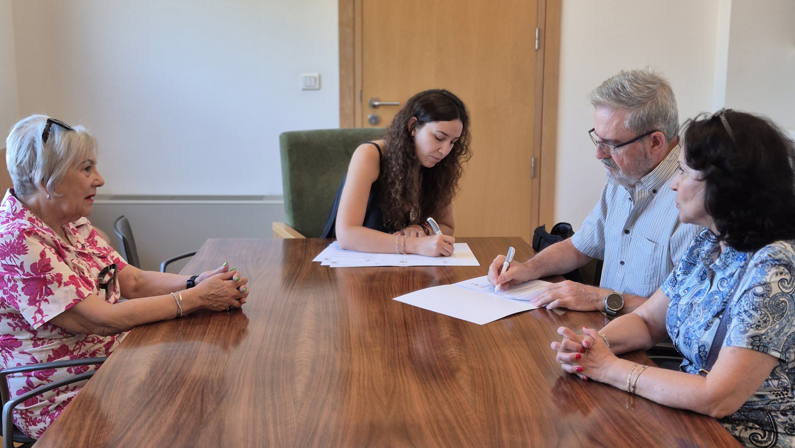 Firma del convenio con la Asociación Cultural de Hermanamientos (ACH).