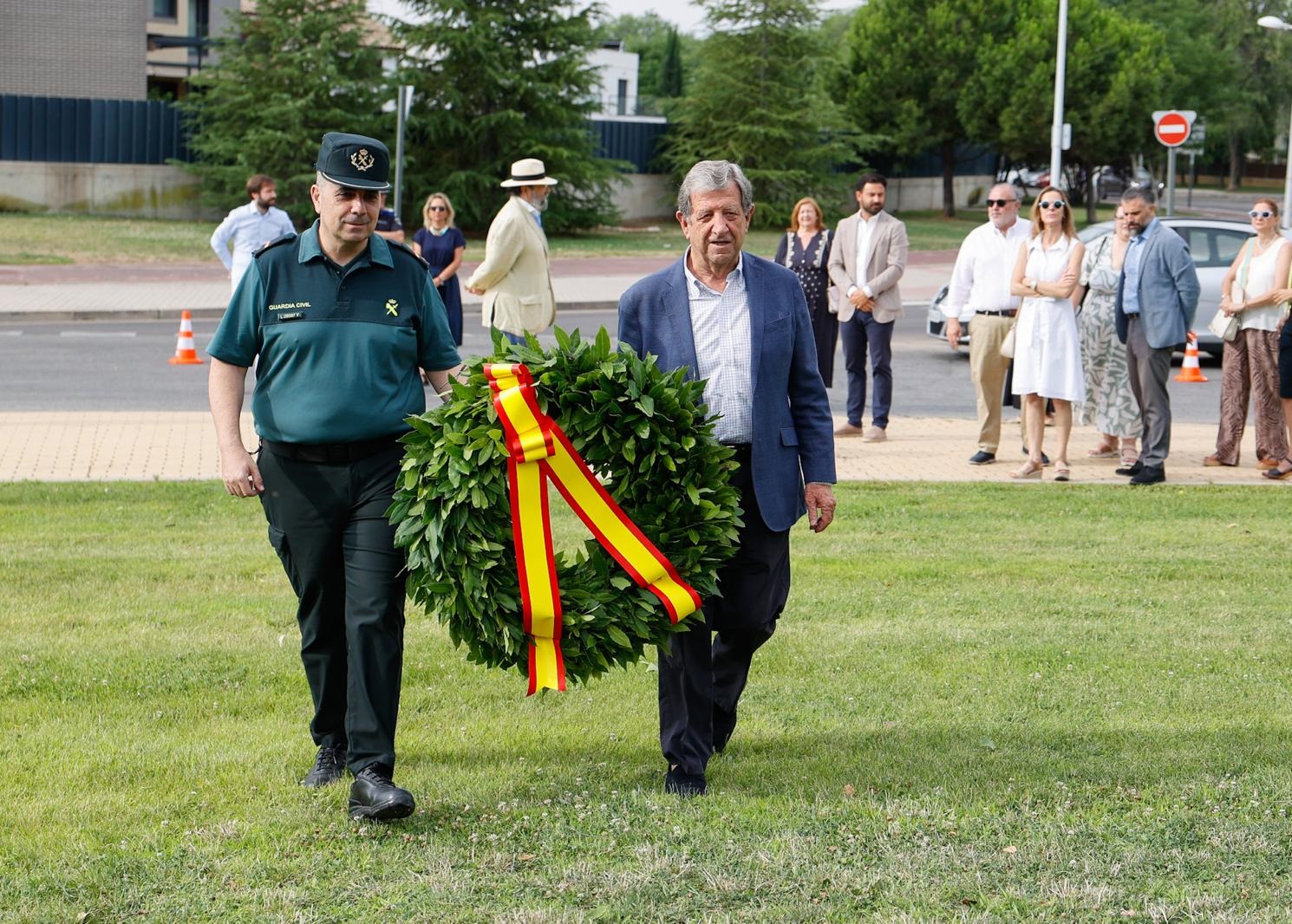 El alcalde, Luis Partida y el jefe del Puesto de la Guardia Civil de Villanueva de la Cañada, Raúl Osado.