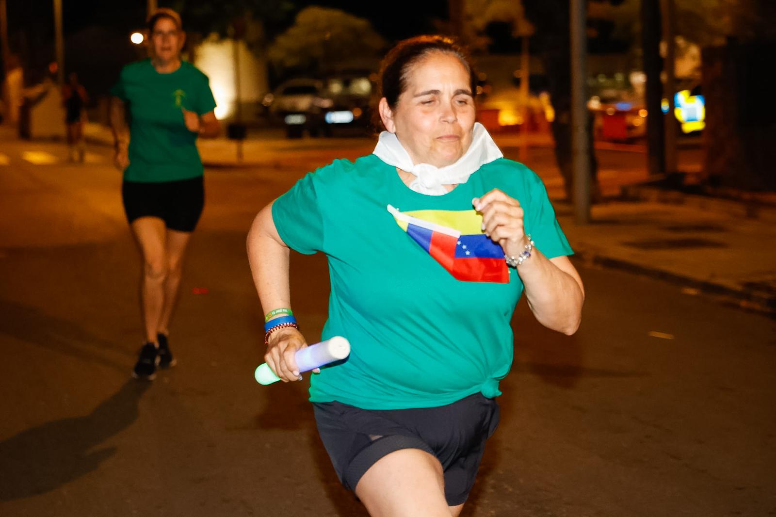 Corredora del equipo de Los Despernaos en la carrera de relevos.