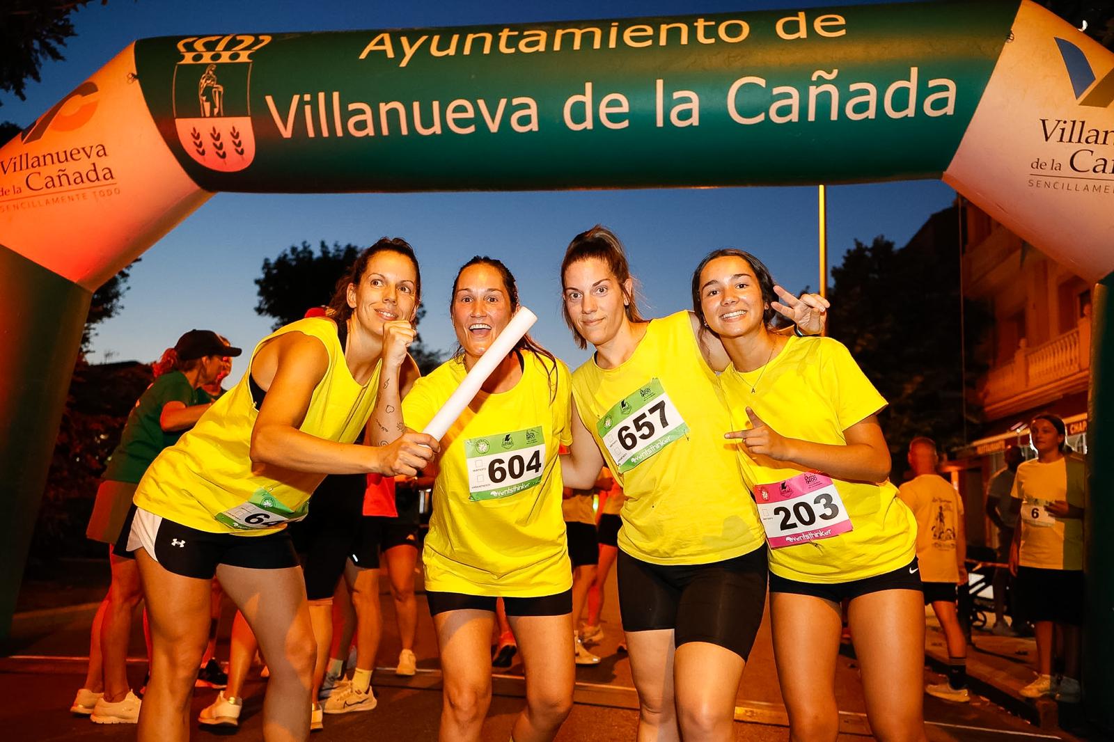 Equipo femenino de Los Tuuusos en la carrera de relevos.