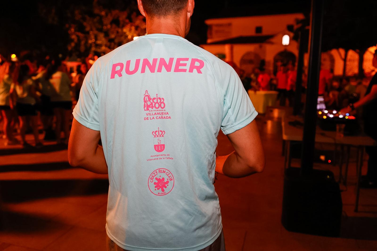 Imagen de corredor con la camiseta conmemorativa.