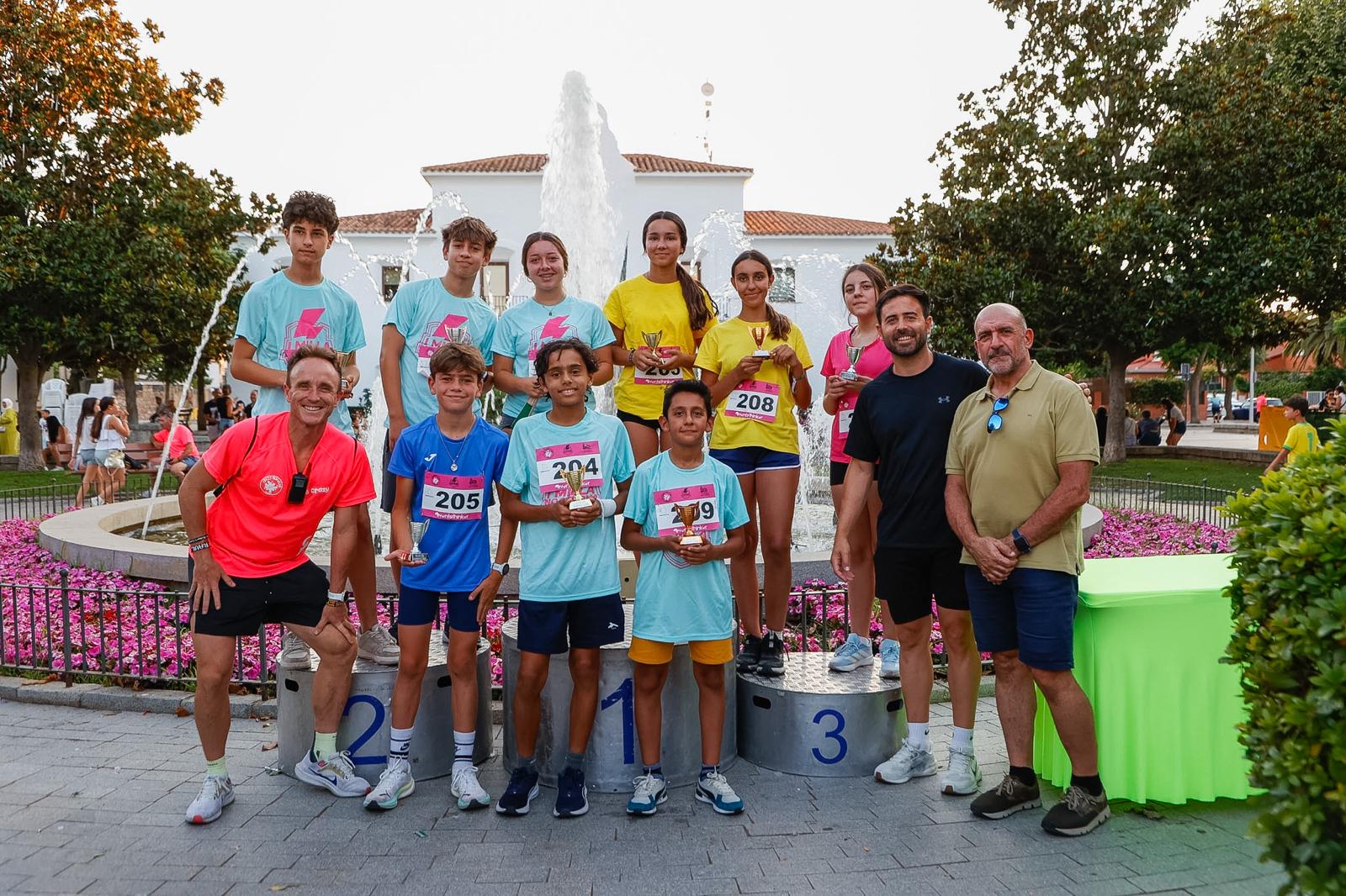 Los concejales de Deportes y Economía, el representante del Crazy Run Club y ganadores de las categorías juveniles.