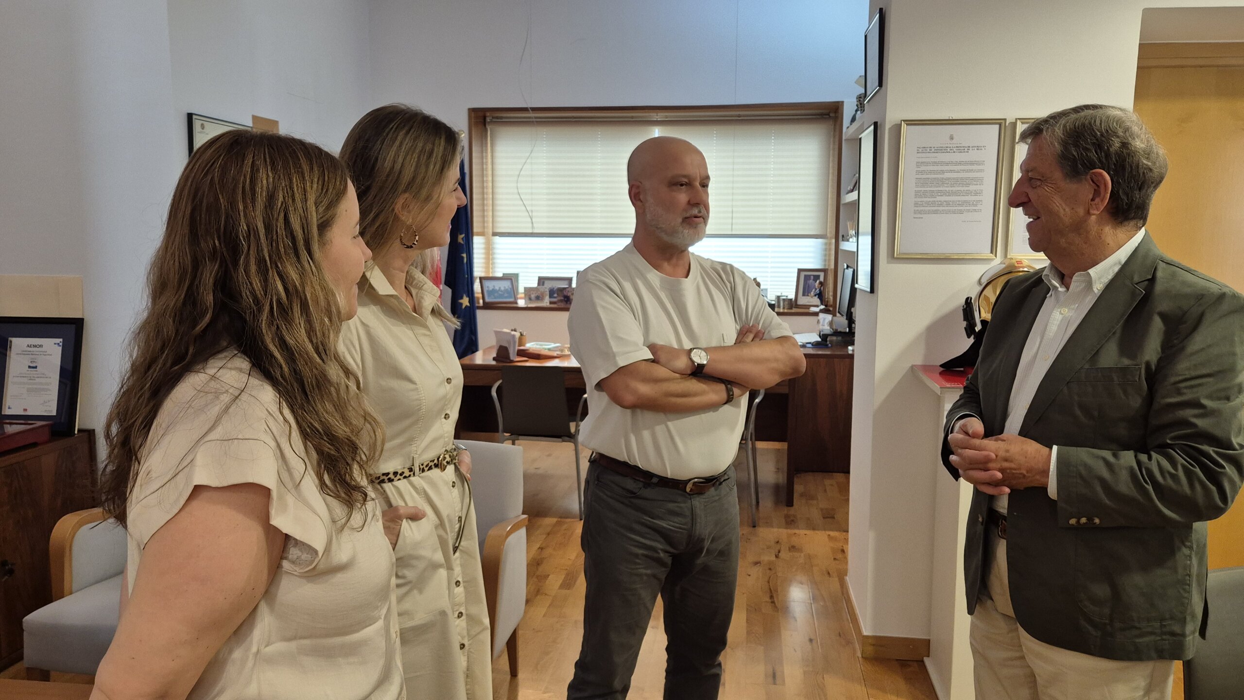 Entrega de placa conmemorativa al director del CEPA La Mesta.