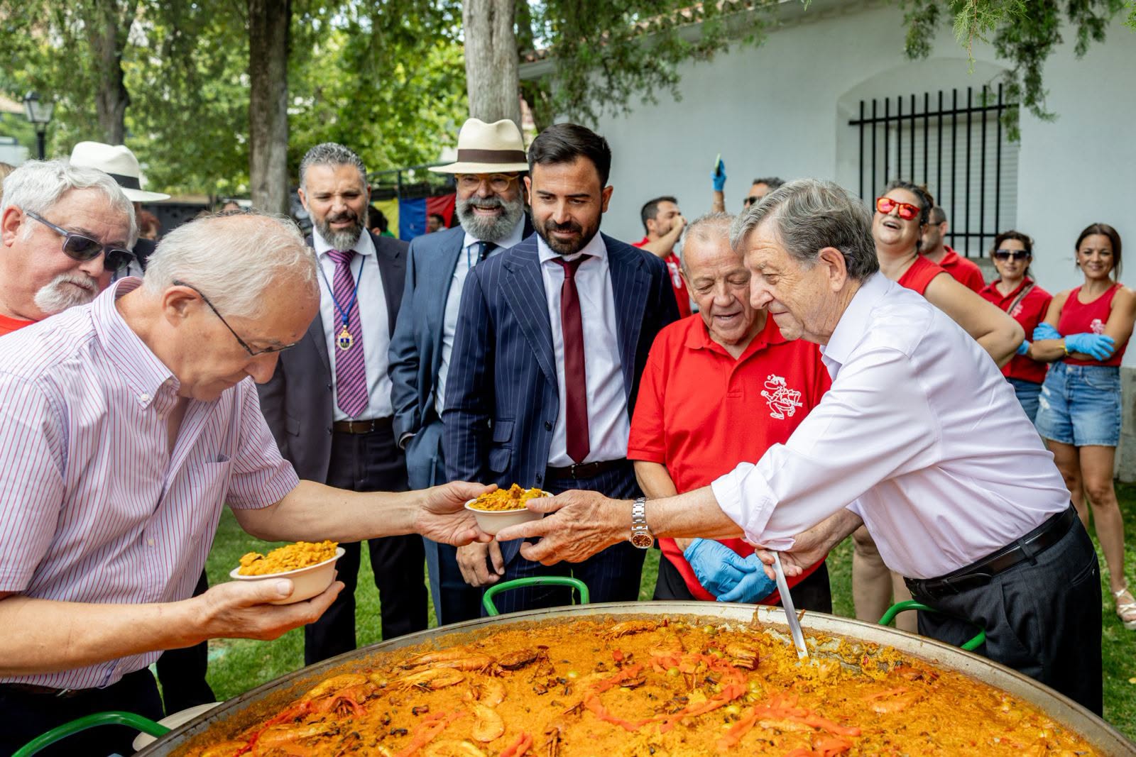 El alcalde repartiendo paella junto a Las Katas