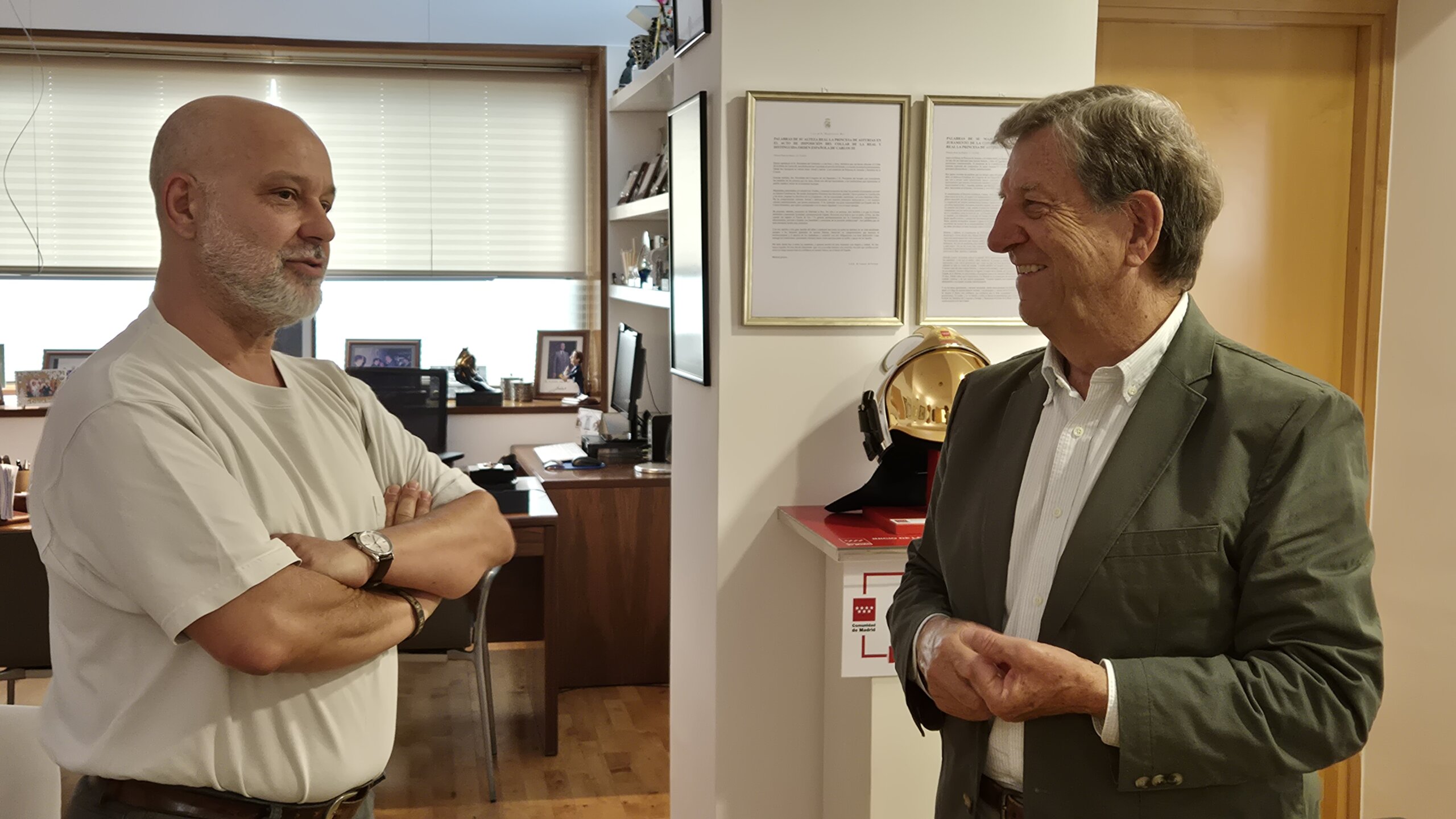 Entrega de placa conmemorativa al director del CEPA La Mesta.