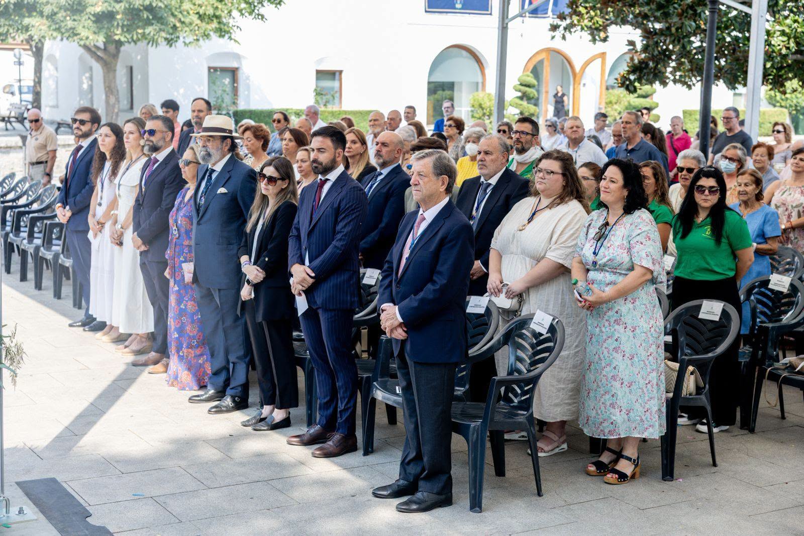 Miembros de la Corporación Municipal y vecinos en la misa en honor a Santiago Apóstol.