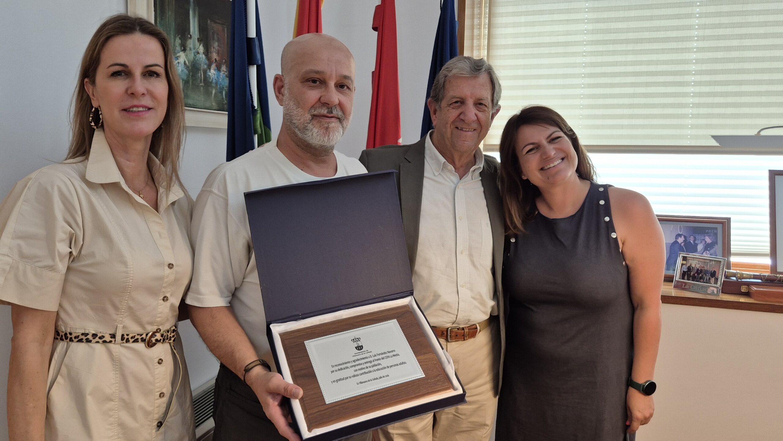 Entrega de placa conmemorativa al director del CEPA La Mesta.