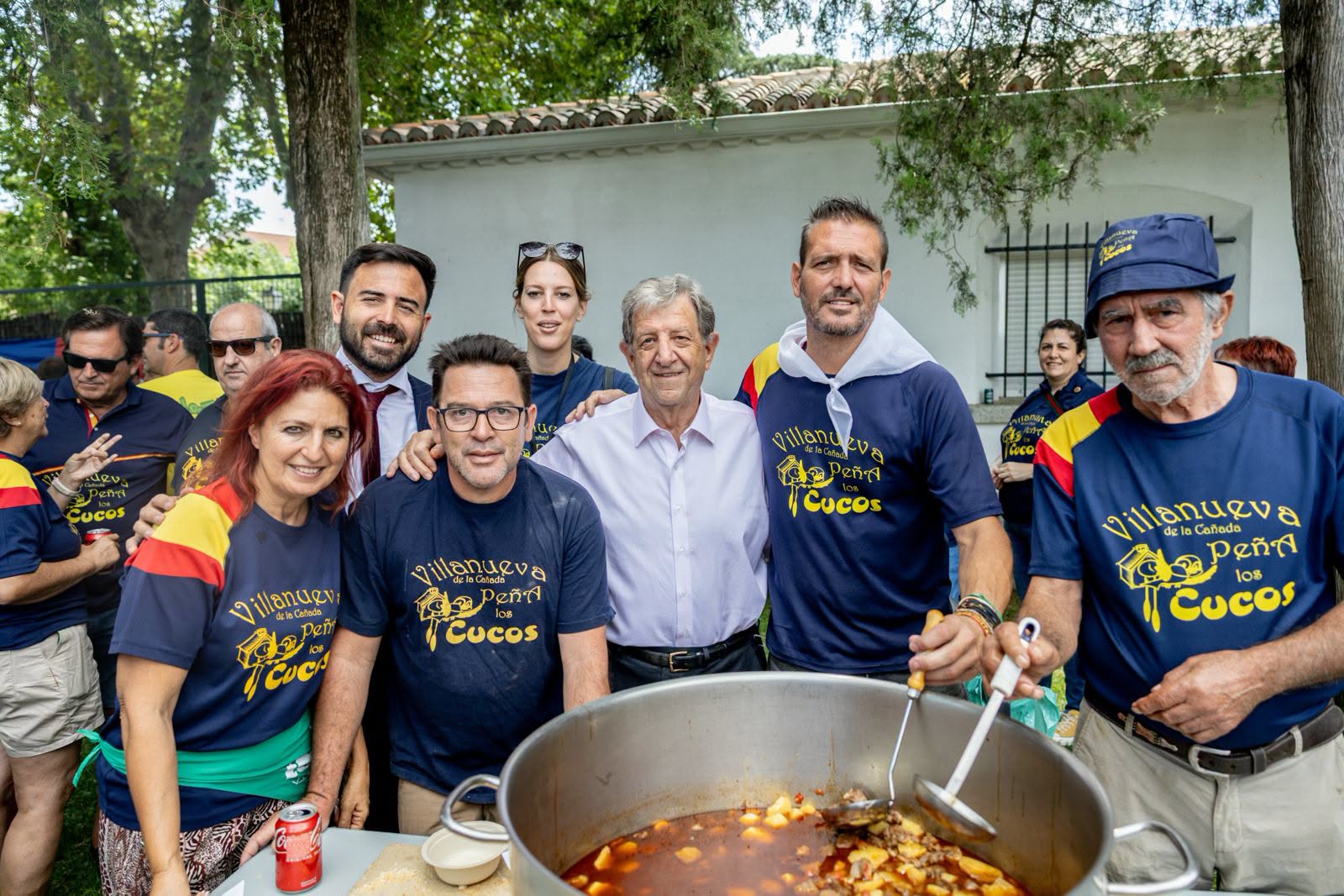 El alcalde junto a la peña Los Cucos