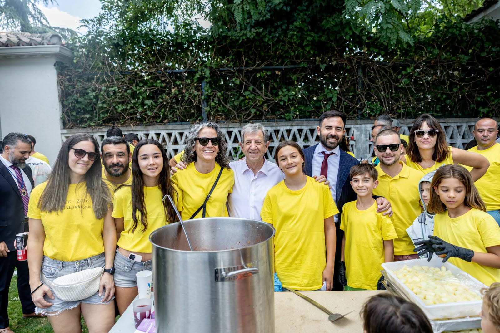 El alcalde junto a la peña Los Tuuusos.