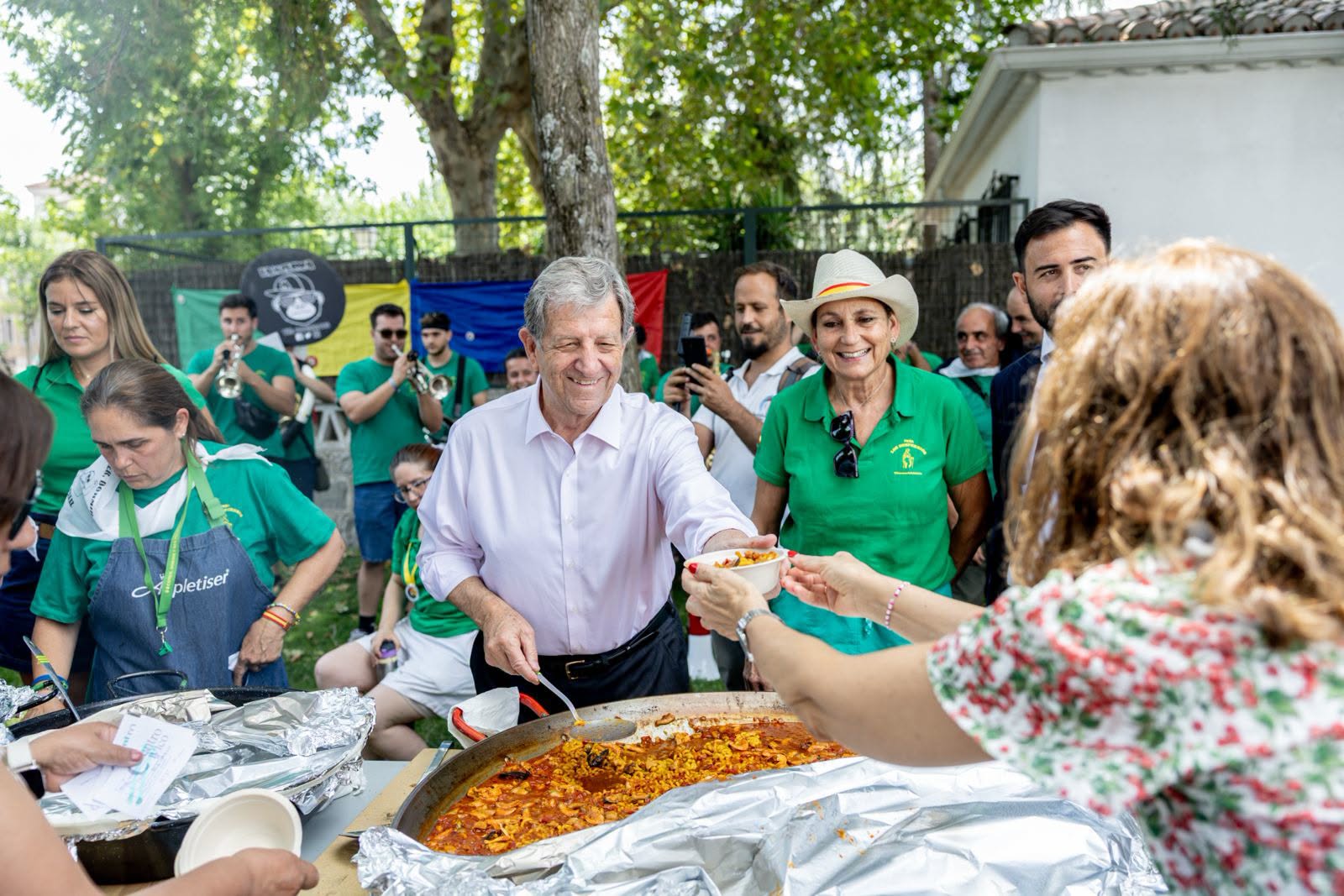El alcalde repartiendo comida junto a Los Despernaos.