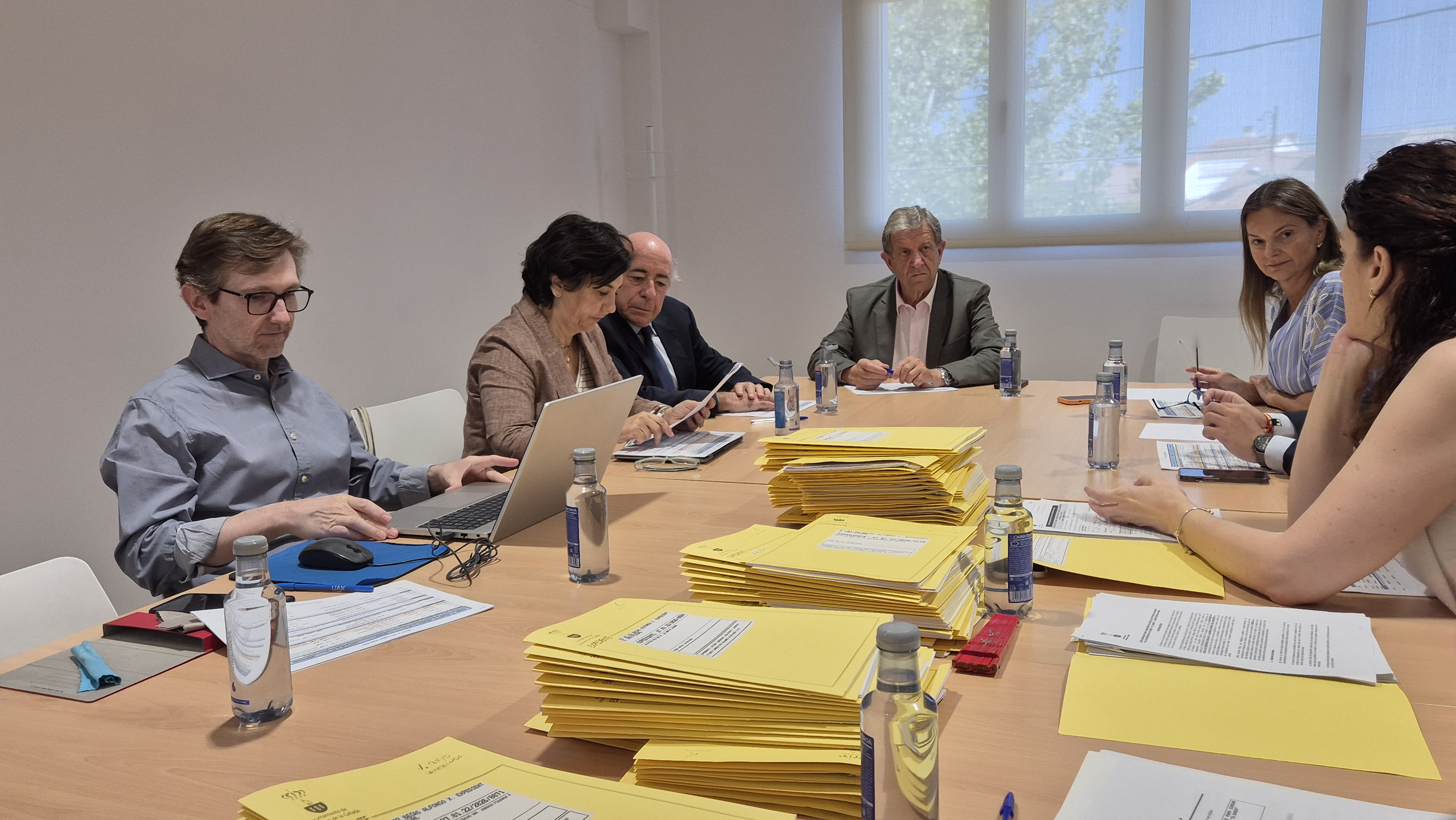 Comisión de Valoración de Becas del Ayuntamiento y UAX.