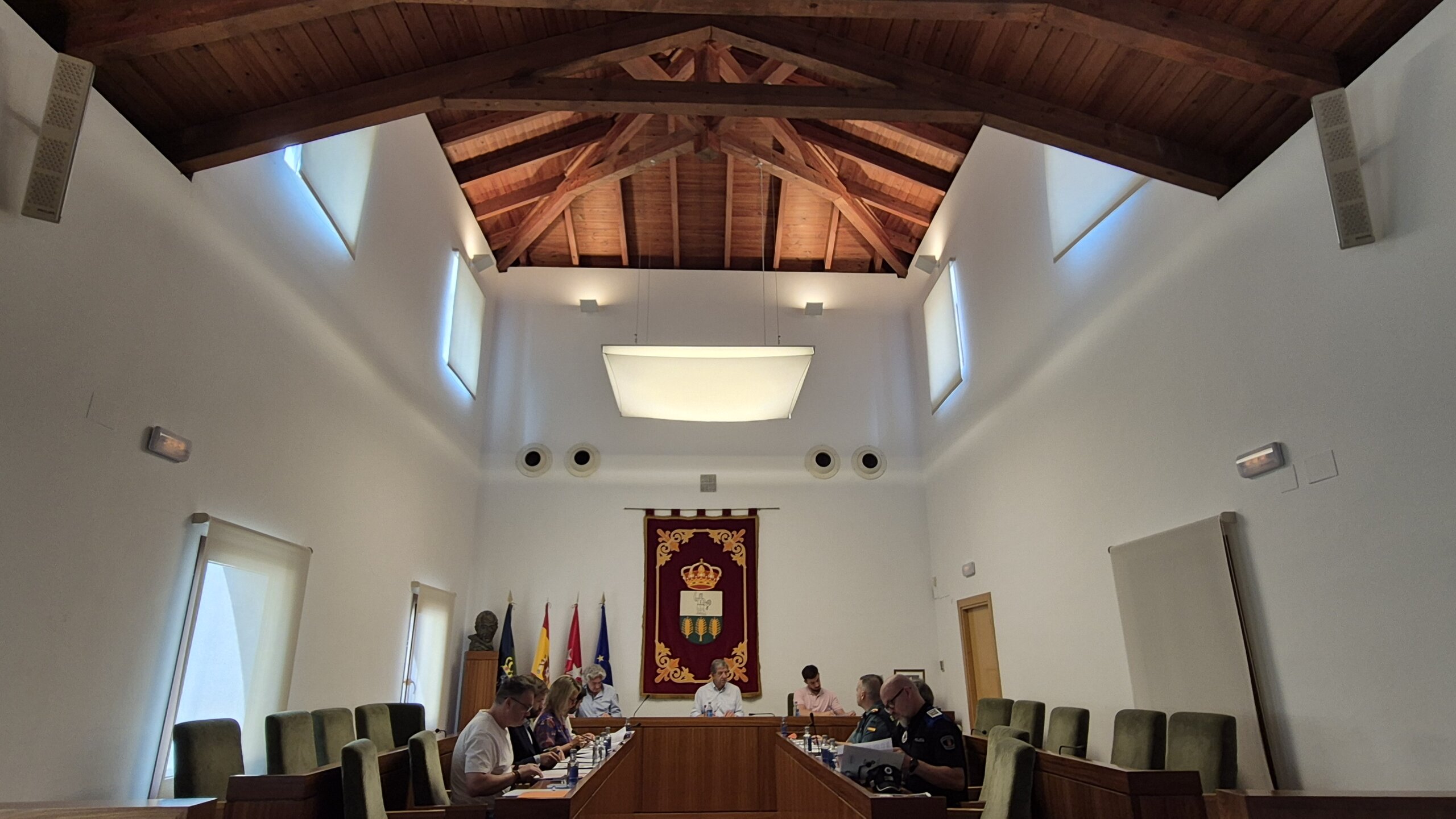 Integrantes de la Junta Local de Seguridad en el Salón de Plenos.