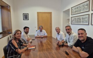 Reunión del alcalde con representantes de las peñas locales.