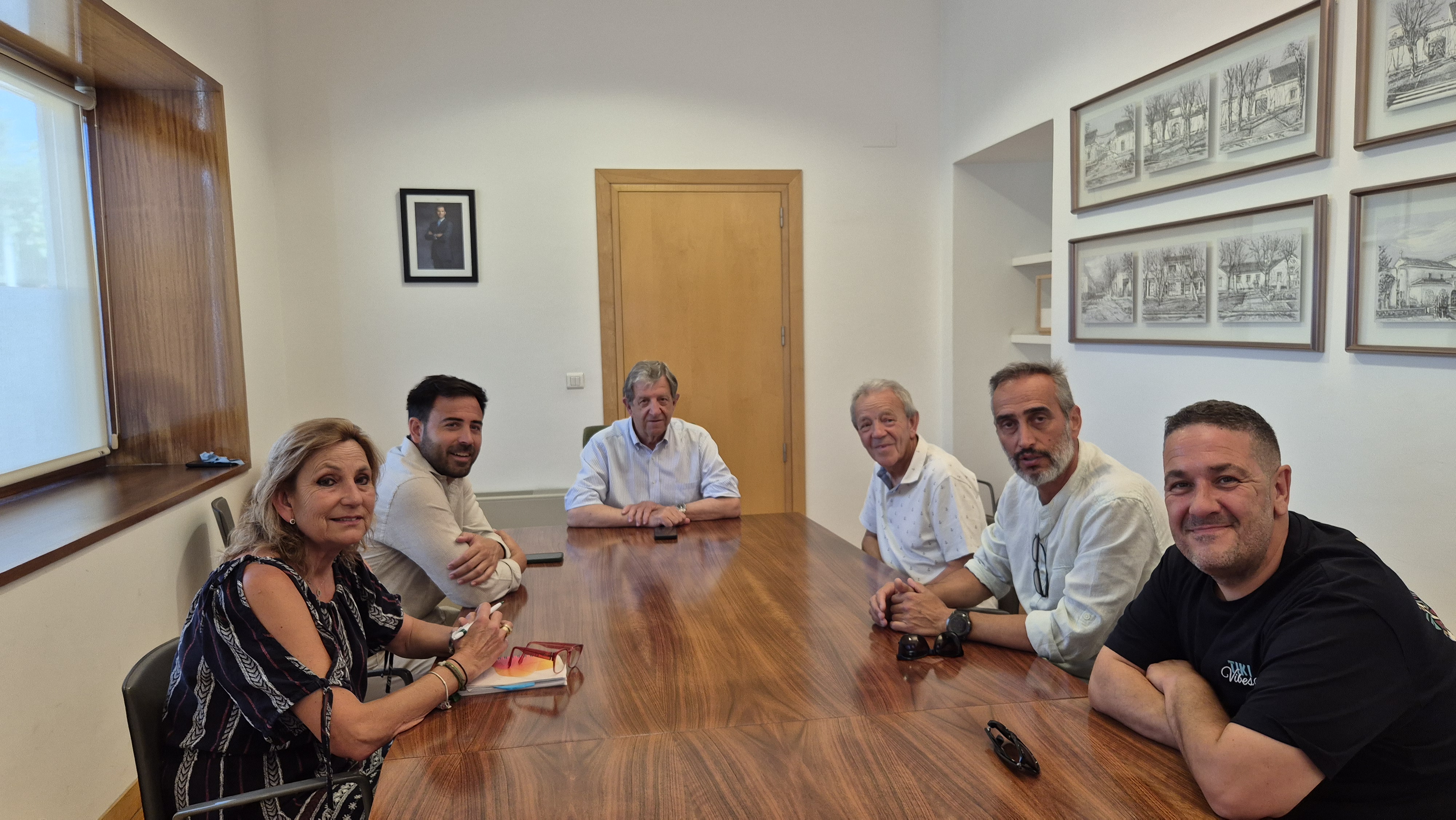 Reunión del alcalde con representantes de las peñas locales.
