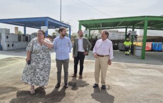 El alcalde y concejales en la Visita al Punto Limpio tras la mejora de las instalaciones.