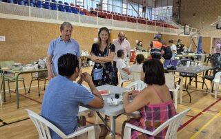 El alcalde y la primera teniente de alcalde conversando con las personas alojadas en el Pabellón Cubierto.