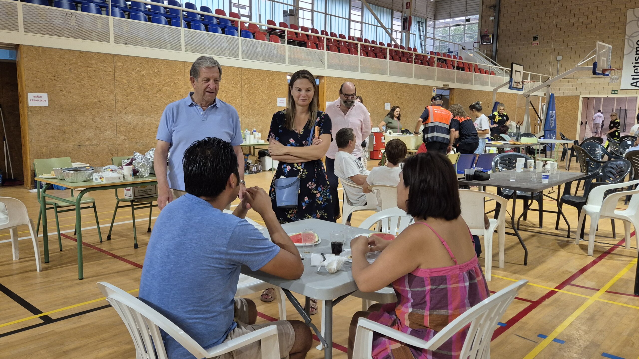 El alcalde y la primera teniente de alcalde conversando con las personas alojadas en el Pabellón Cubierto.