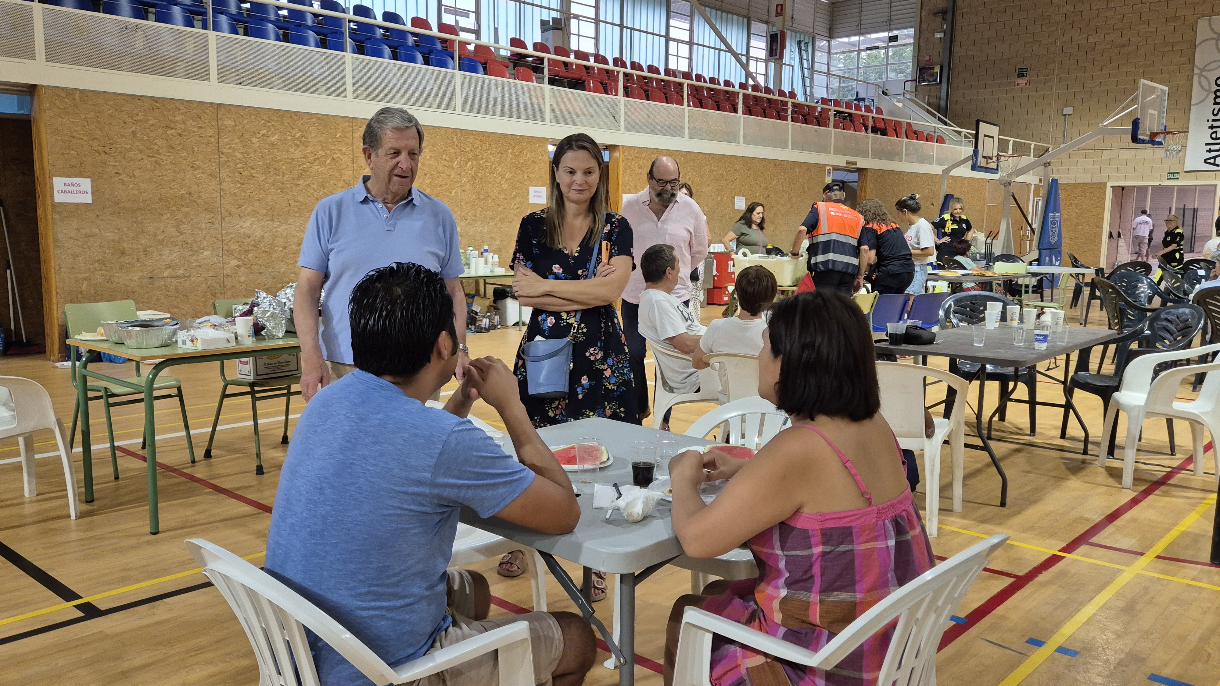 El alcalde y la primera teniente de alcalde conversando con las personas alojadas en el Pabellón Cubierto.