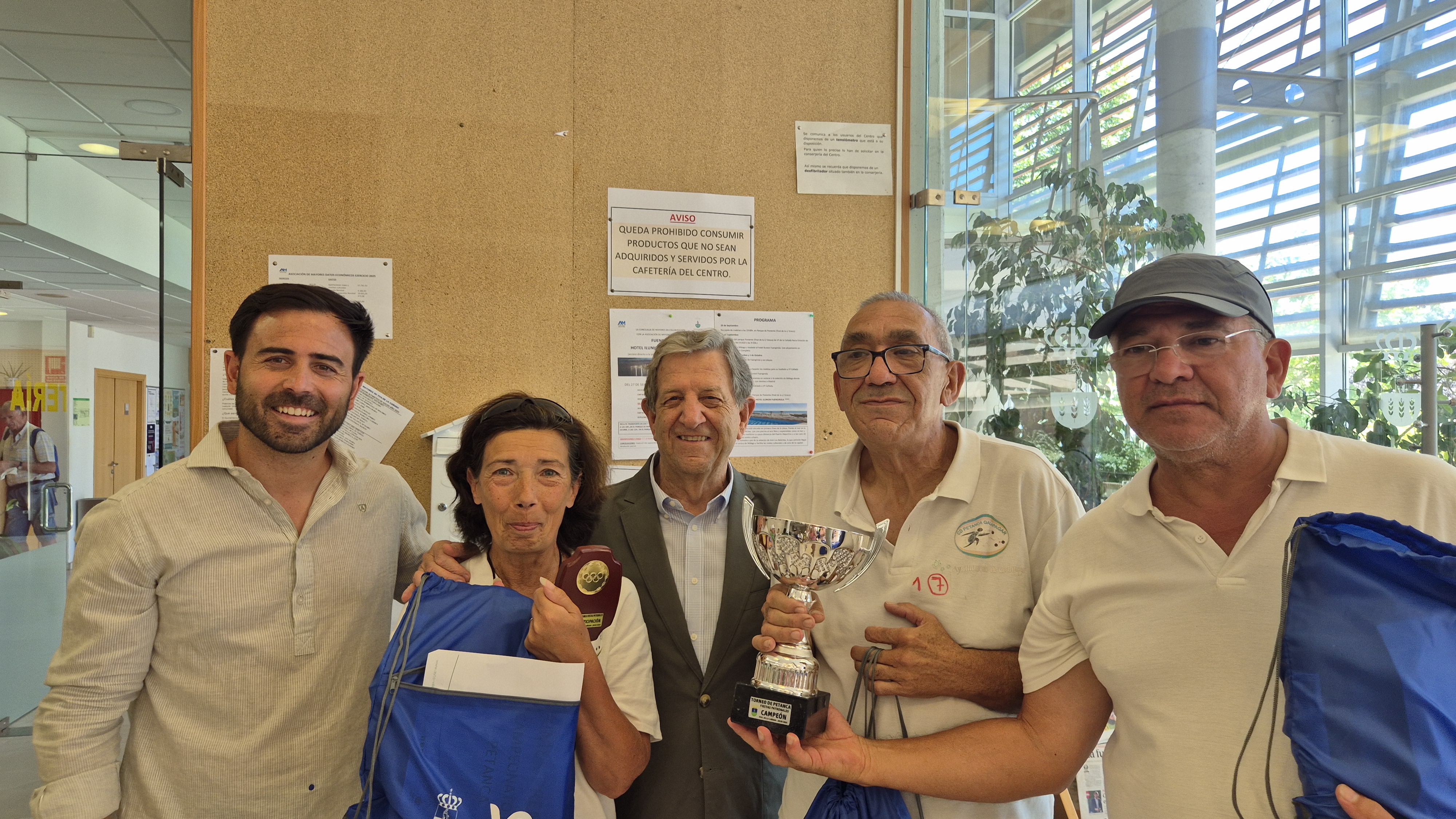 El alcalde y el concejal de Deportes junto al equipo de Galapagar, campeón del Torneo Intermunicipal de Petanca 2026 para mayores.